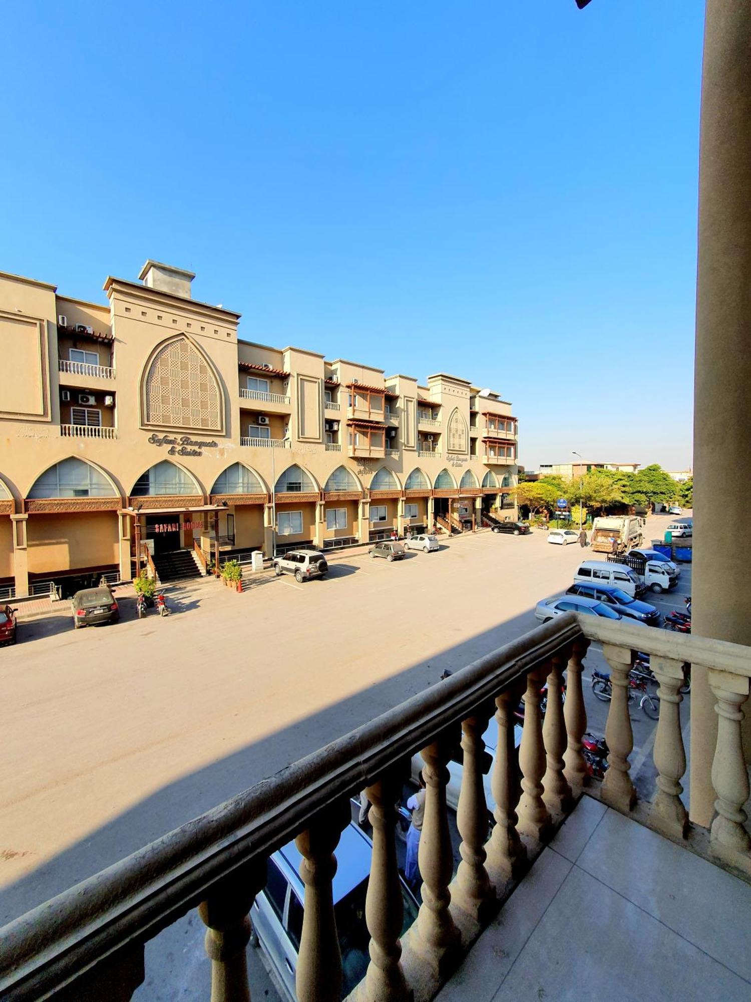 Luxurious Landing Apartments & Suites Bahria Town Rawalpindi Bilik gambar
