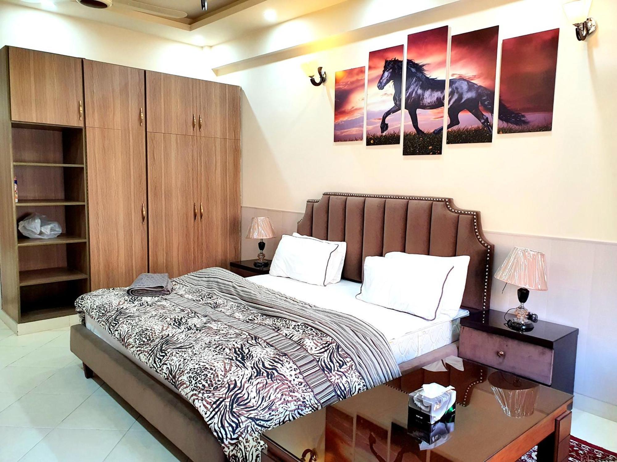 Luxurious Landing Apartments & Suites Bahria Town Rawalpindi Bilik gambar