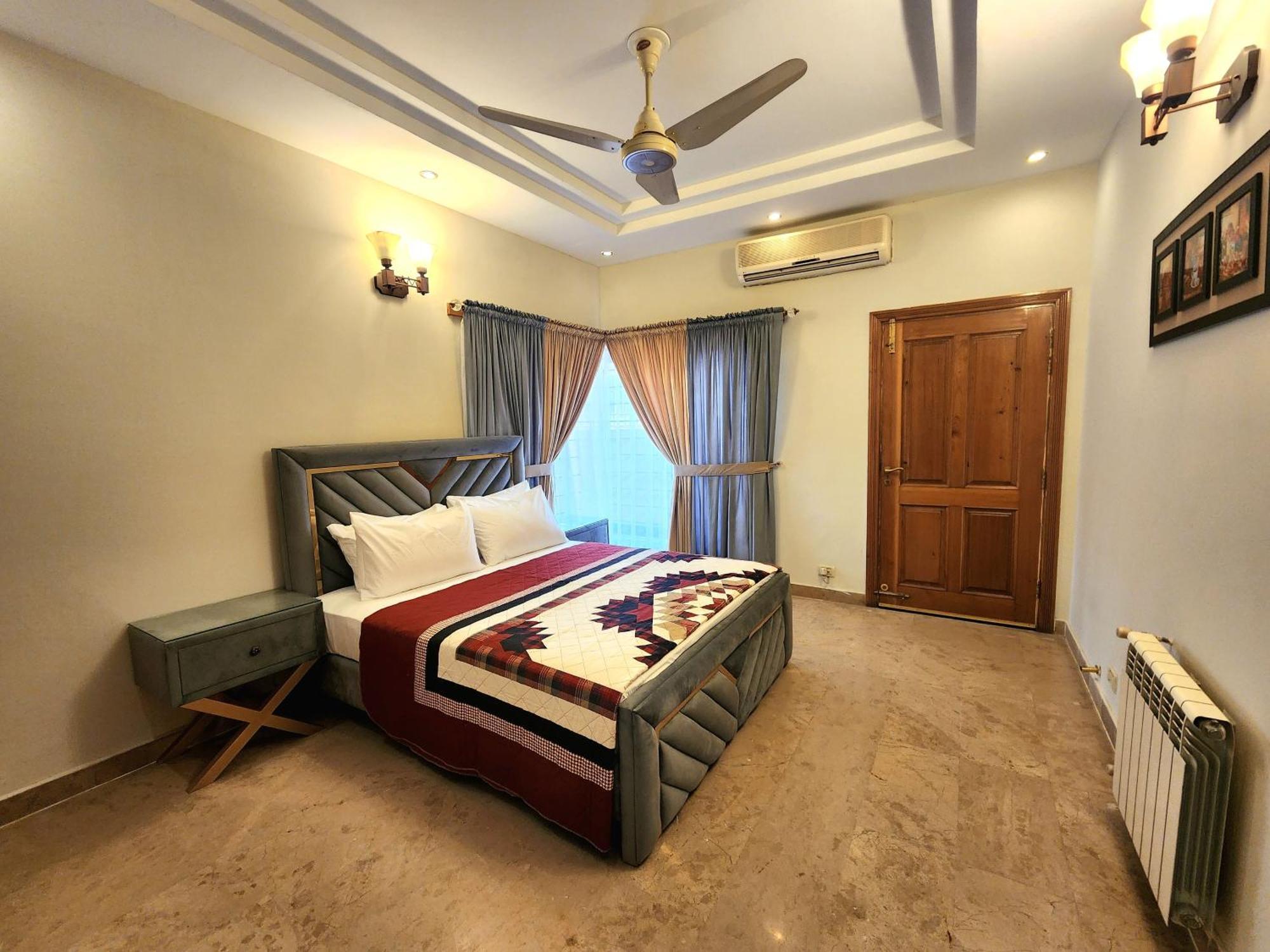 Luxurious Landing Apartments & Suites Bahria Town Rawalpindi Bilik gambar